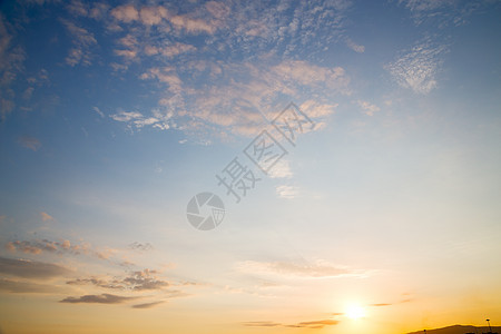 红蓝天空云和日出橙色图片