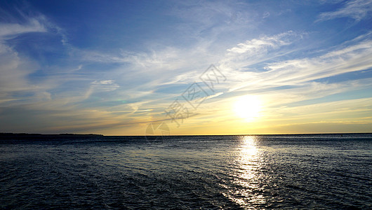日落时的海景景观波浪夫妻蓝色金子天气旅游太阳地平线阳光海浪图片