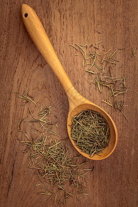 木勺里有干枯的迷迭香叶 在茶木背景上香菜食物智者烹饪味道香料草药厨房木头迷迭香图片