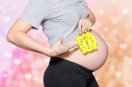孕妇的肚子和时钟身体怀孕婴儿月份女士家庭微笑冒充母性福利图片