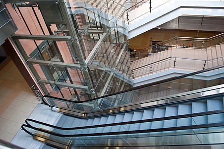 现代办公楼的玻璃电梯井 自动扶梯和楼梯图片