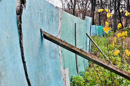 古老的木制铁栅栏蓝色太阳入口乡村邮政木头日志摄影边缘岩石图片