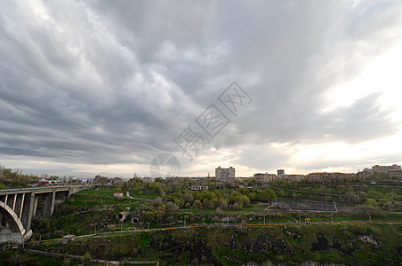 充满云彩的天空 绿草和大桥的风景图片