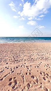 沙沙沙滩 有许多脚印和蓝天空 有云彩热带自由运动海洋海景季节岛屿蓝色孤独风景图片
