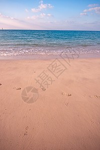 沙沙沙滩 有许多脚印和蓝天空 有云彩天空鳕鱼太阳海景海浪沙丘边缘蓝色运动美化图片