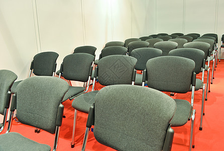 会议室红色地板的灰色椅子 供发言研讨会会议学校木头剧院屏幕办公室公司大学座位图片