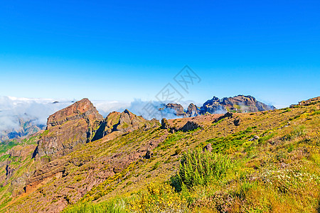 皮科多阿列罗附近的山区地貌天花板晴天天空戏剧性气象旅行高度草原蓝色中心图片