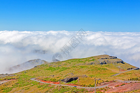 在云中草地晴天地平线旅行中心空气蓝色草原高度天气图片