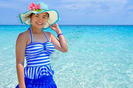 在泰国海滩上美丽的女人热带天空女孩青少年蓝色游泳衣游客风景姿势旅行图片