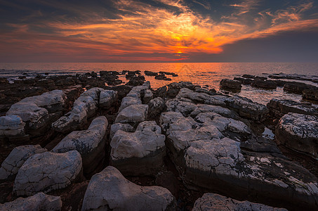 日落在海面上海洋蓝色海滩辉光风景海浪石头岩石海景海岸图片