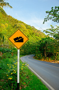 公路上坚固的山丘交通标志图片