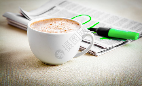早晨咖啡与报纸绿色桌布杯子荧光笔时间桌子商业公司按钮文章图片