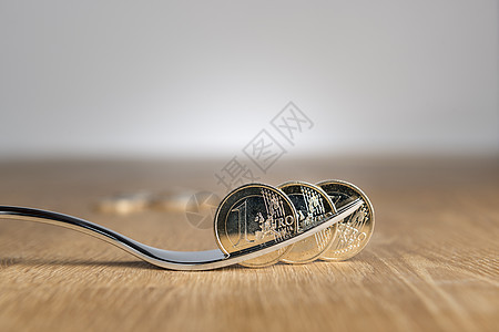勺子上欧元硬币桌子金子厨房金库经济现金市场投资用餐银行图片