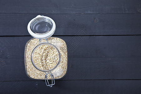 深木木木底的燕麦棕色饮食谷物营养种子小麦薄片早餐白色木头图片