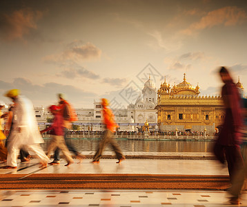 印度金寺的锡克教朝圣者团体文化精神吸引力旅行地标头巾建筑学寺庙人群图片