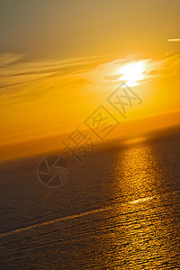 在灰色日落和天空 地中海红海中图片