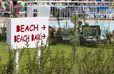海滩标志途径酒吧旅行阳伞旅游闲暇假期太阳普照水池图片