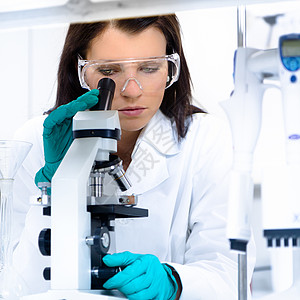 基因 研究实验室里的年轻化学家生物学习药品医生实验外套职业研究女士器皿背景