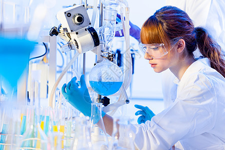 实验室里的年轻化学家团队医院技术学习烧瓶化学品女士玻璃科学考试图片