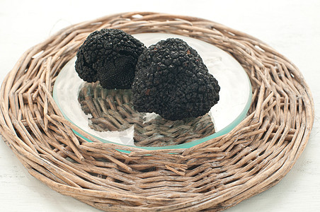 来自安布里亚的黑色冬季松露 叫做scorzoni乡村蔬菜美味奢华味道调味品美食家块茎图片