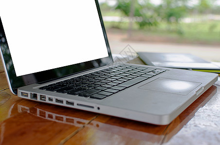 电脑放在桌上白色记事本技术商业笔记本键盘桌子工作木头背景图片
