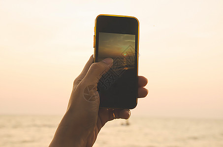 日落时用手机打电话天空技术风景假期游客摄影师旅行摄影电话细胞图片