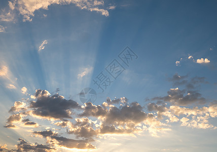 日落的天空和云彩橙子太阳阳光云景海景戏剧性天际美丽天气晴天图片