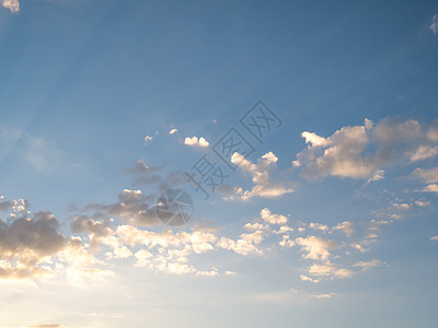 日落的天空和云彩天际橙子阳光戏剧性美丽天气晴天蓝色太阳云景图片