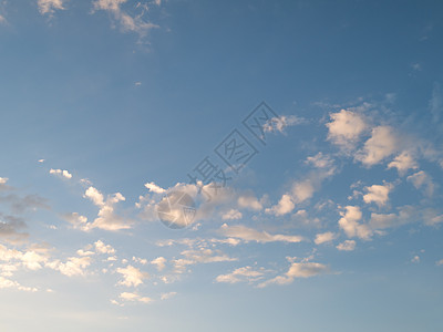 高山日出日落的天空和云彩戏剧性天际阳光晴天风景海景蓝色天堂云景太阳背景