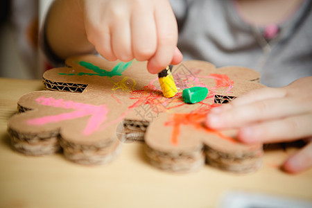 用彩色涂料给小女婴绘画女孩青年创造力快乐画家幸福艺术幼儿园乐趣刷子图片