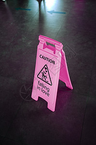 警告要注意粉红色标志 坠入爱河图片