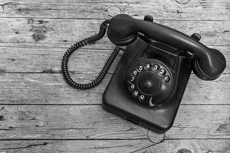 木制旧电话木制背景优雅拨号金属旋转乡愁木头黑色电缆发明固定电话图片