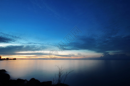 清晨的清晨阳光下太阳国家码头天气丹绒海洋橙子天空日出环境图片