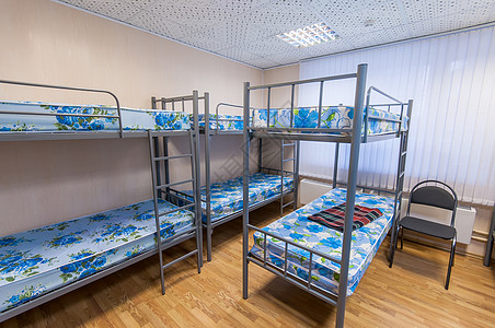 宿舍房间的平铺金属床旅行房子销售桌子预算木头窗帘旅馆床单床垫图片