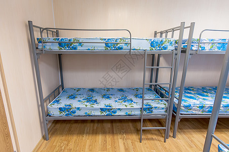 宿舍房间的平铺金属床窗帘睡眠房子家具预算游客访问酒店销售桌子图片