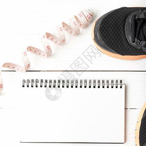 带笔记本和计量胶带的跑鞋金属运动训练锻炼饮食丝带液体跑步损失运动鞋图片