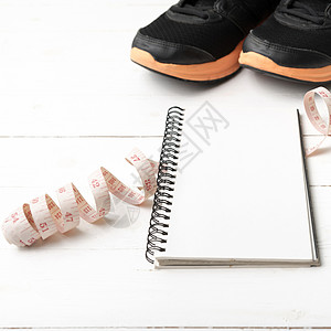 带笔记本和计量胶带的跑鞋金属运动损失液体跑步饮食运动鞋锻炼旅行训练图片