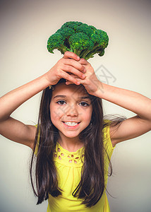 年轻女孩的表演工作室孩子们蔬菜头发食品惊喜女性小女孩长发情绪图片