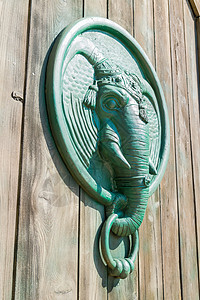 古董门敲器塑造了大象的头部门户网站戒指金属门把手玻璃艺术房子文化木头建筑学图片