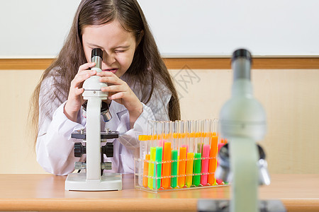 儿童科学家 研究显微镜知识药品实验室生物学化学家化学品女孩实验化学管子图片