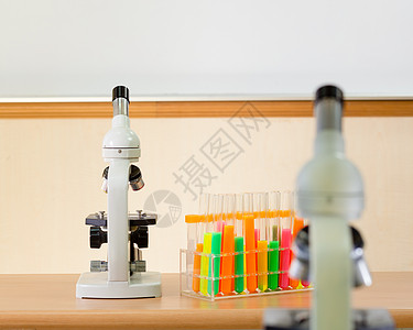 科学实验室的显微镜和试验管化学品药品学习实验荧光生物化学家白色技术知识图片