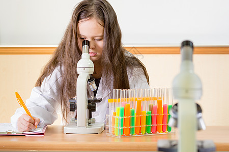 从事儿童科学家实验的儿童科学家化学品技术学习孩子生物生物学女孩写作学校白色图片