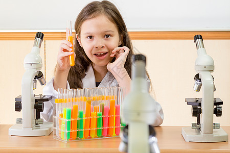 从事儿童科学家实验的儿童科学家管子生物学化学家化学品测试技术药品女孩学习科学图片