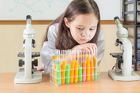 从事儿童科学家实验的儿童科学家化学家管子科学荧光教育孩子知识测试药品白色图片