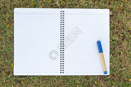 公园草地上的空白笔记本 从上面查看草图木头绘画床单黄色工作室学生白色桌子教育图片