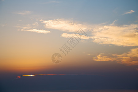 红色蓝色的天空云和日出橙色季节金子太阳风景晴天云景宗教力量戏剧性反射图片