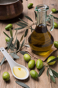橄榄油纵向勺子乡村作文玻璃瓶子绿色背景图片