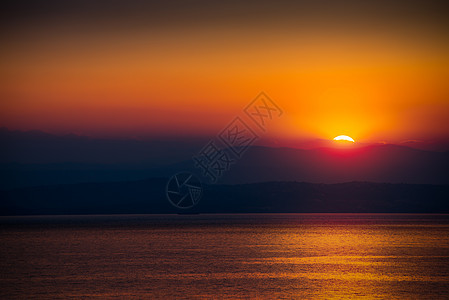 升起的太阳魔法海岸辉光海洋山脉海景反射橙子天空海浪图片