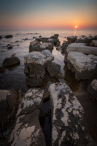 日落在海面上海洋海景风景蓝色海浪反射地平线海岸橙子支撑图片