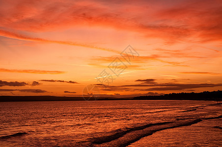 日落在海洋上蓝色晴天天堂海岸线橙子太阳海浪天际戏剧性魔法图片